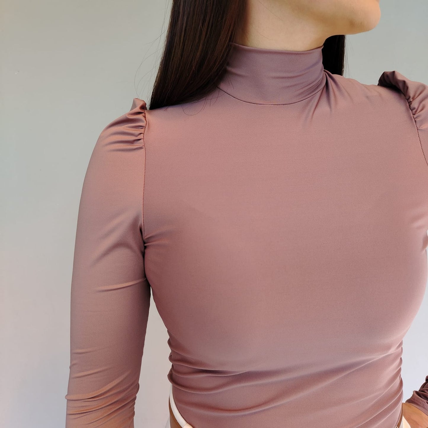 Blusa manga larga cuello tortuga marrón