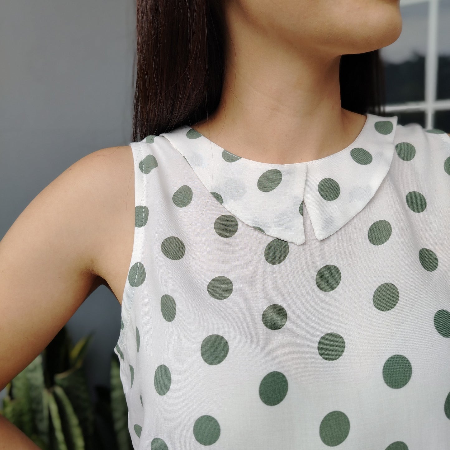 Blusa cuello muñeca lunares