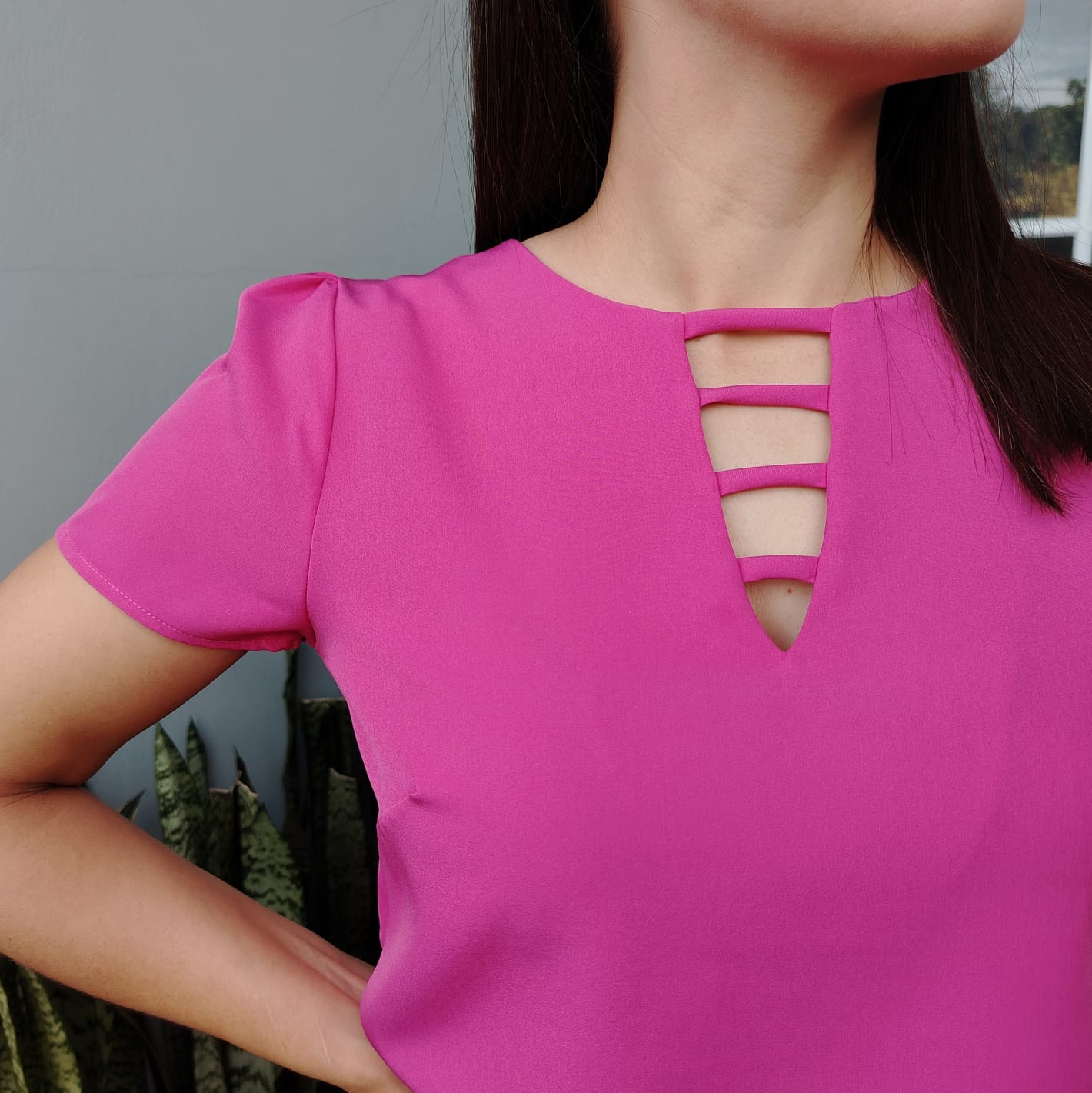 Blusa detalle en escote fucsia