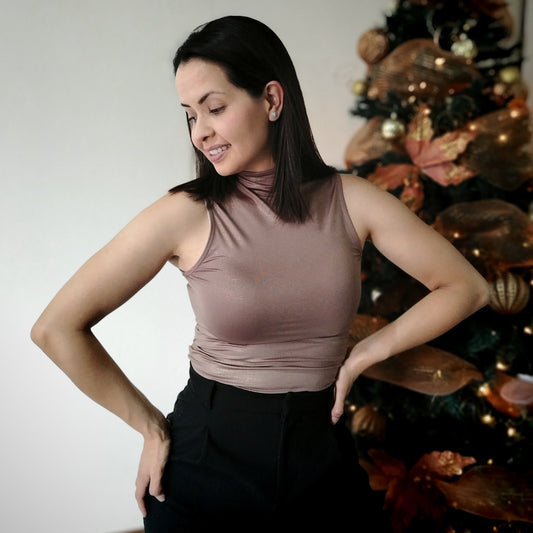Blusa cuello alto marrón con brillo