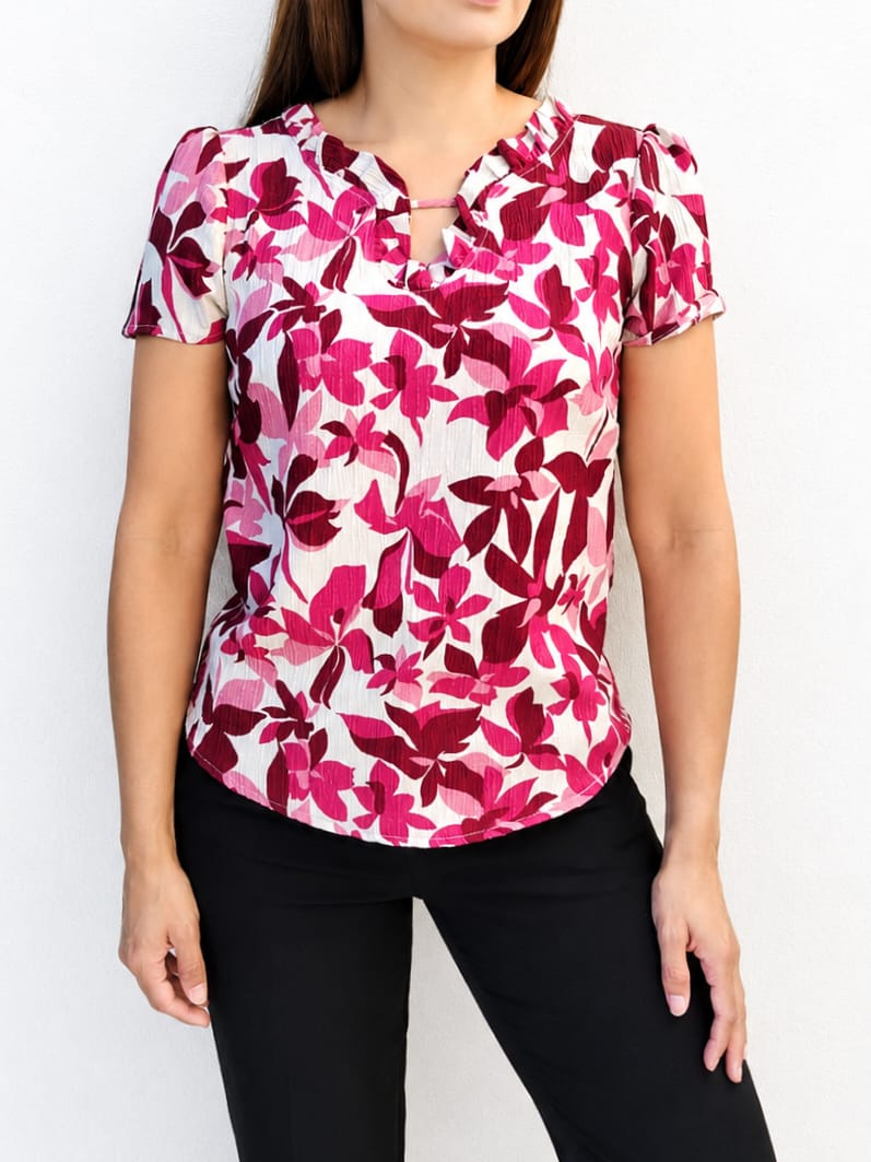 Blusa detalle en escote floral