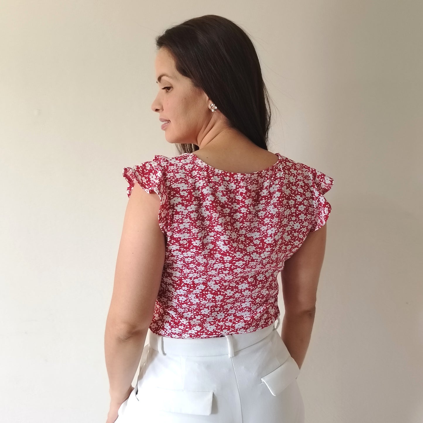 Blusa con vuelos en escote