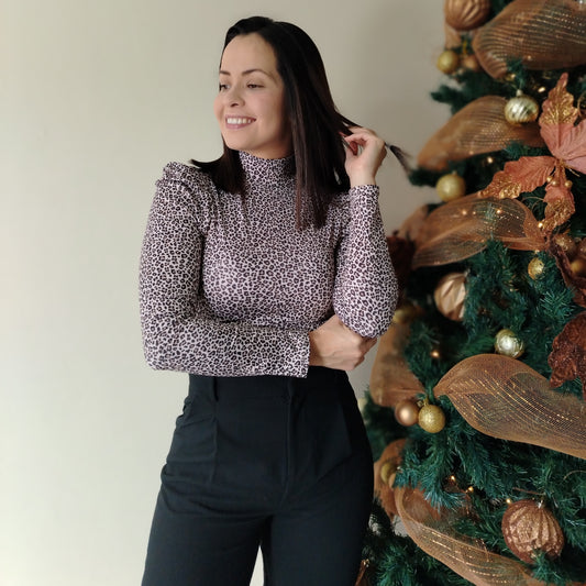 Blusa cuello tortuga animal print
