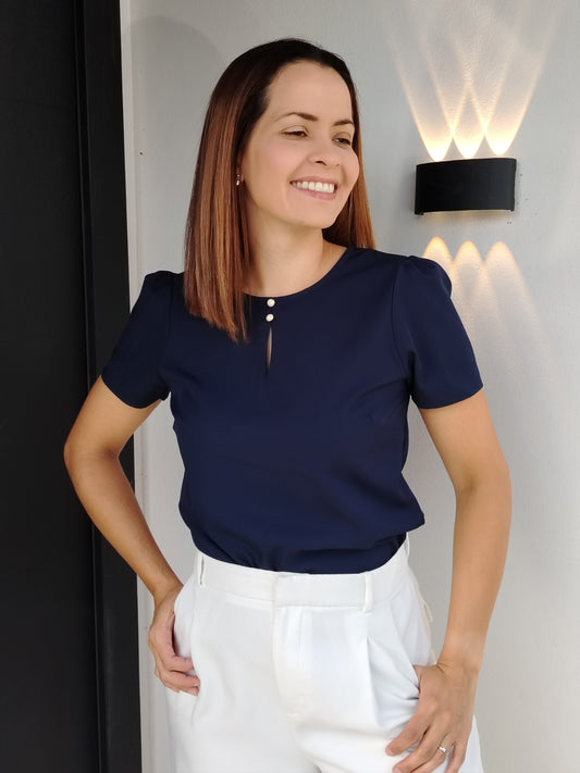 Blusa con botones en escote