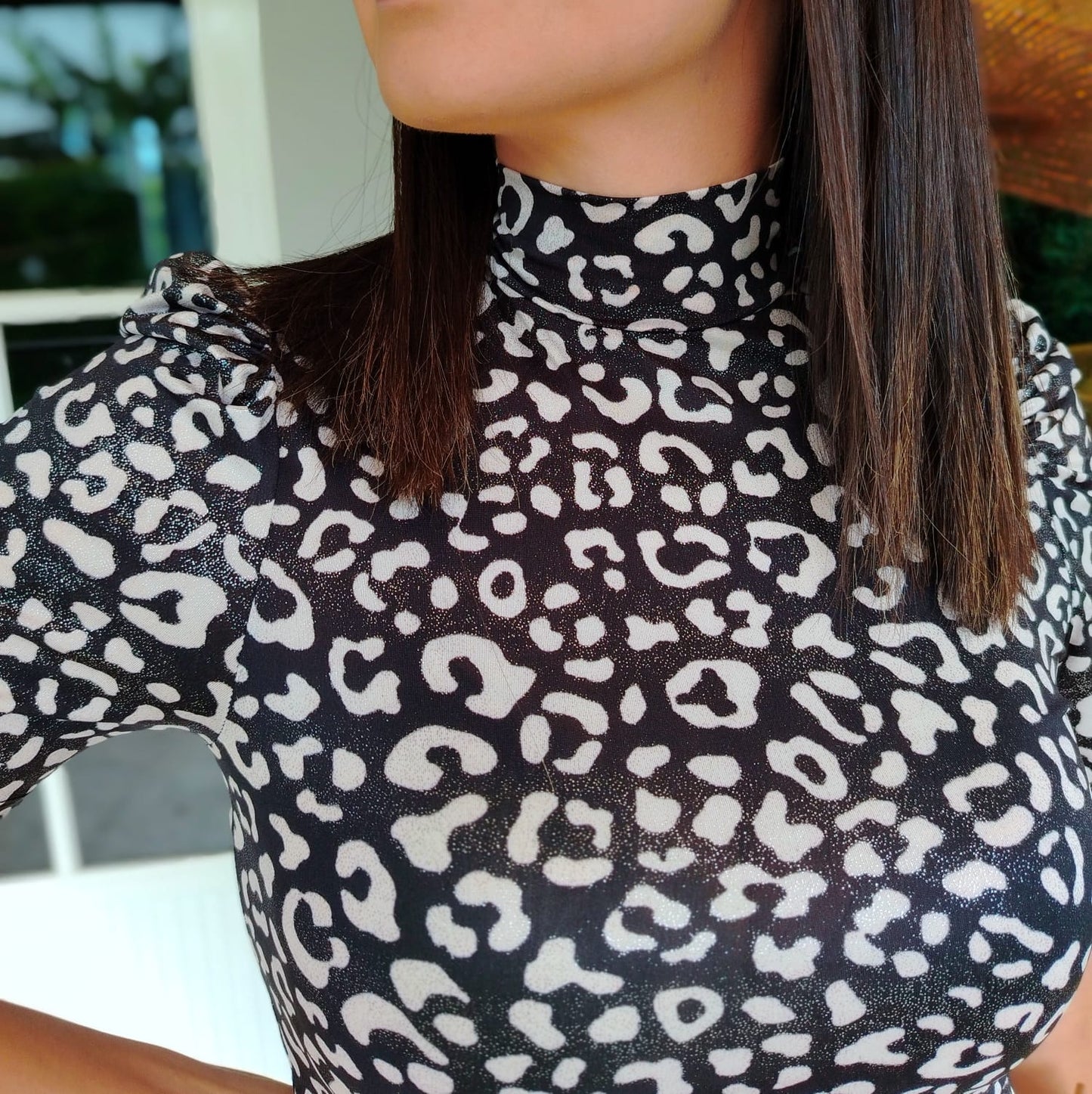 Blusa cuello tortuga animal print brillos