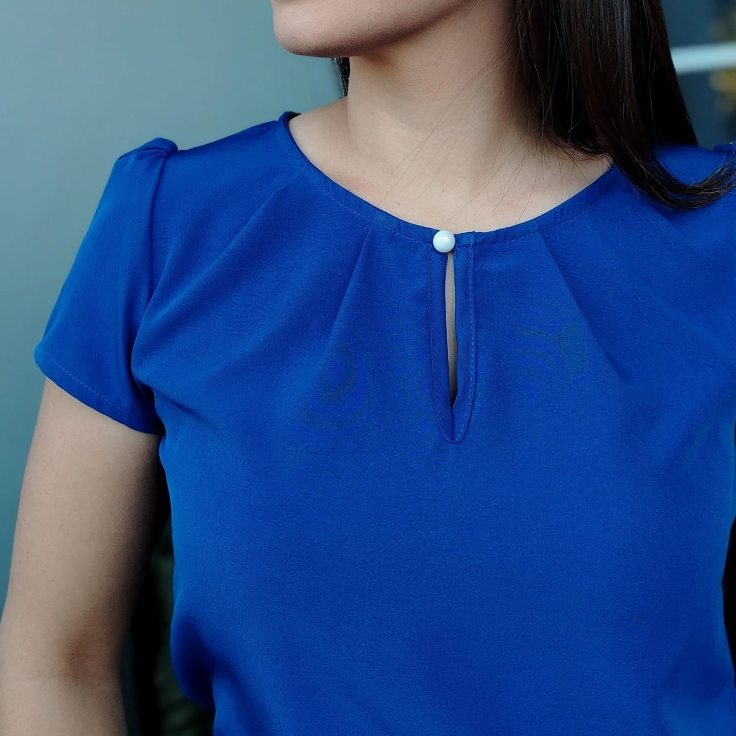 Blusa pinzas en escote azul