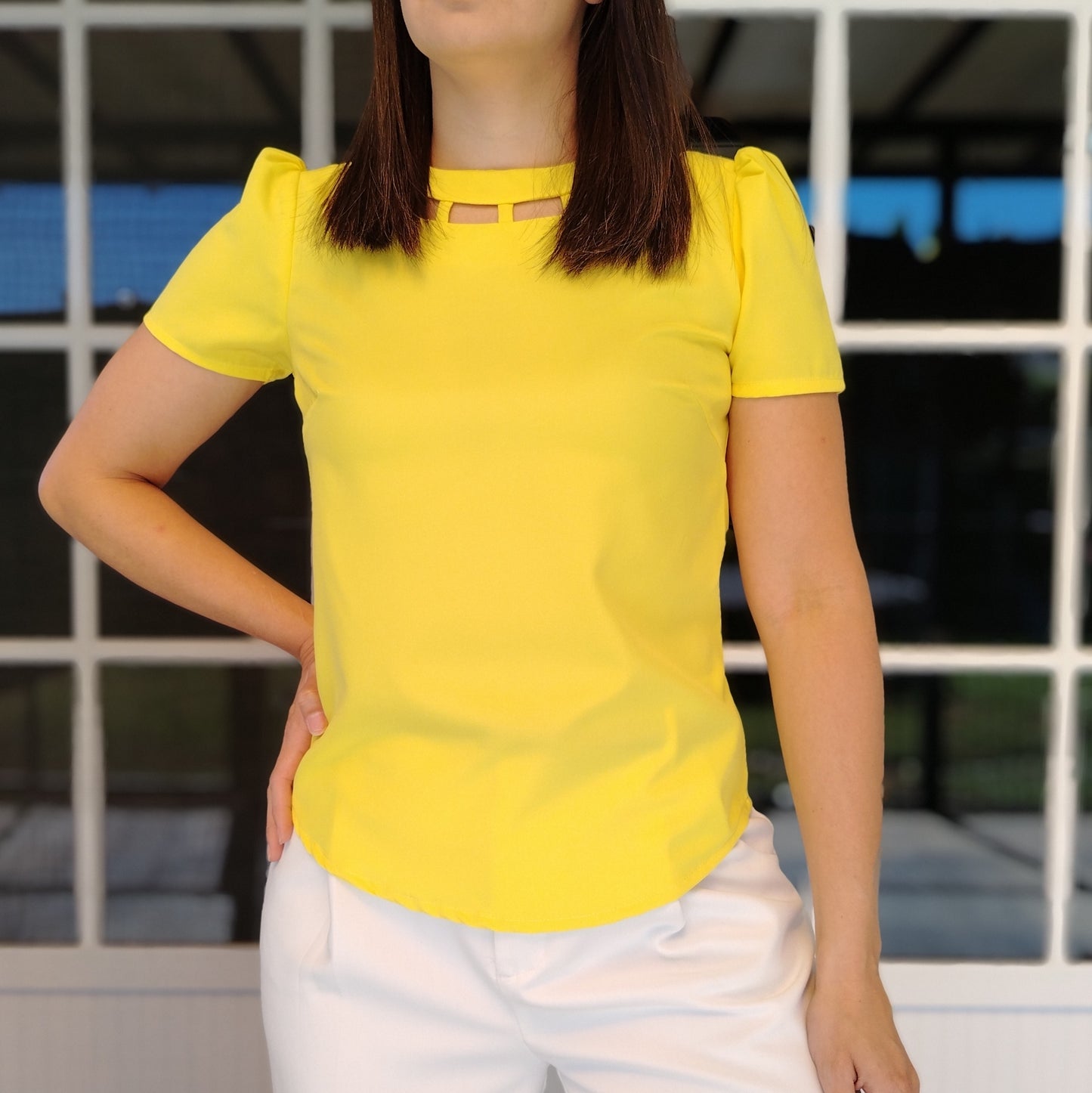 Blusa detalle en escote amarillo