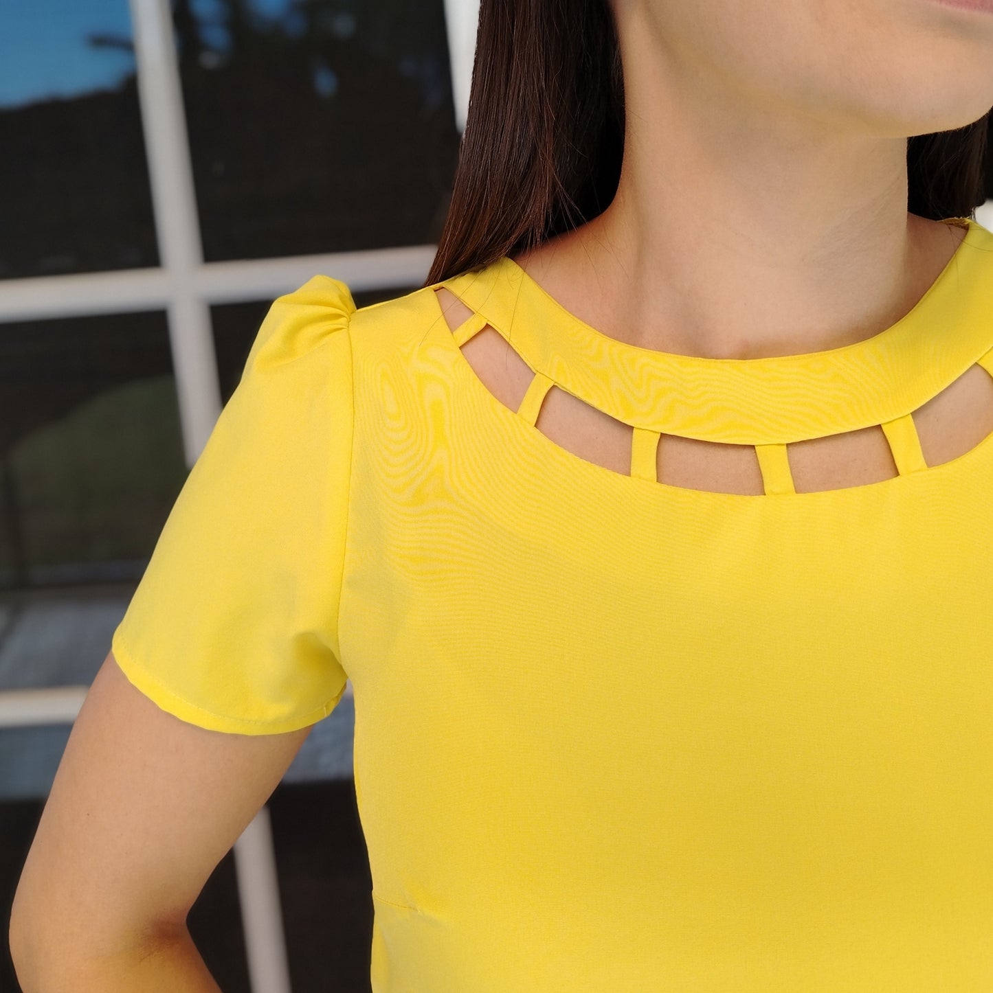 Blusa detalle en escote amarillo