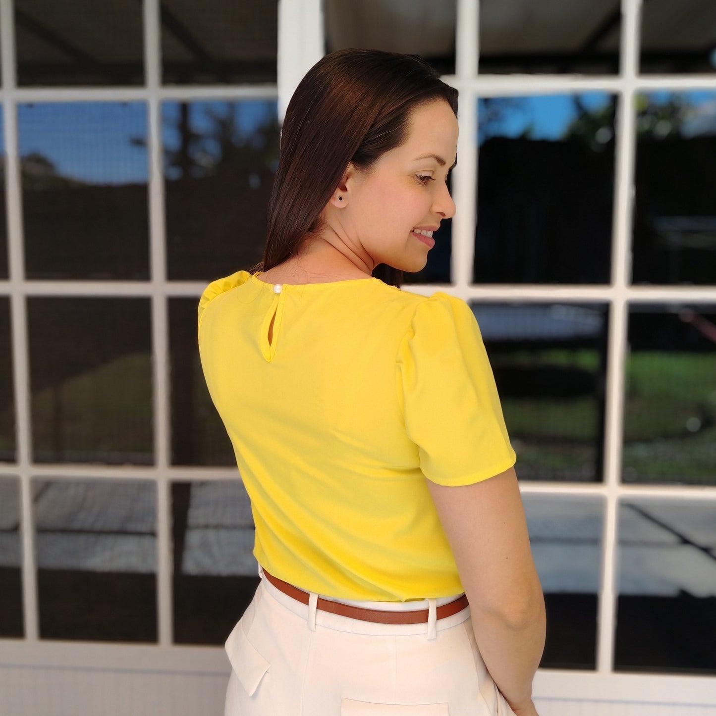 Blusa detalle en escote amarillo