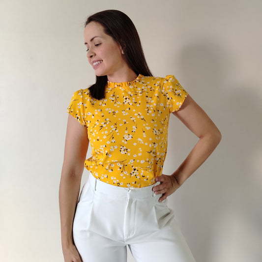 Blusa cuello alto amarillo
