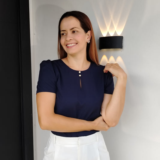 Blusa con botones en escote
