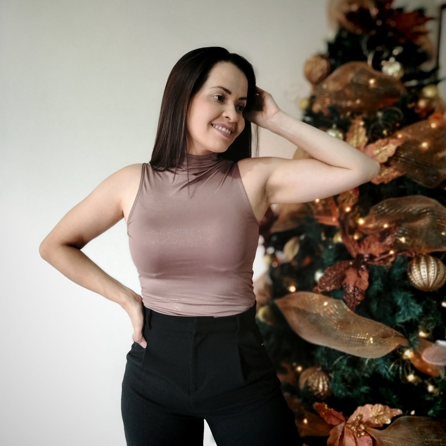Blusa cuello alto marrón con brillo