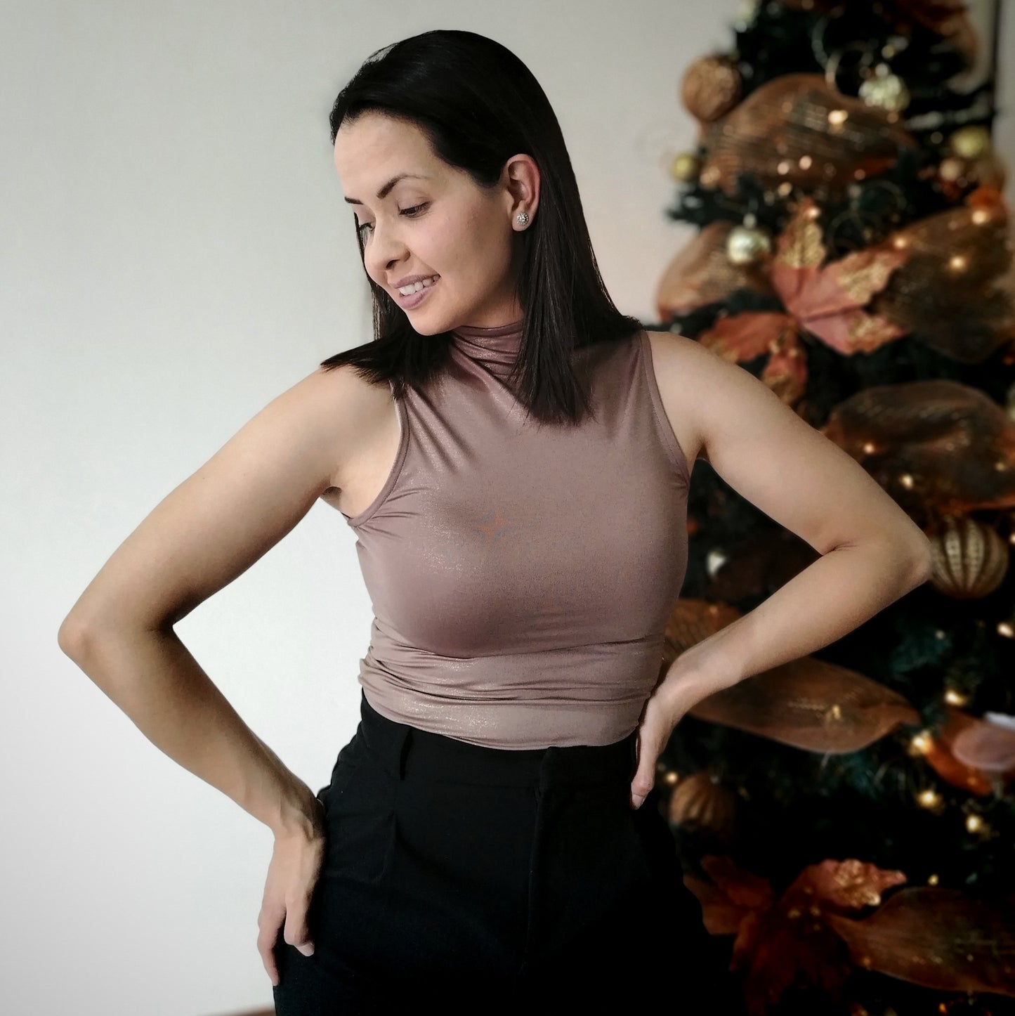 Blusa cuello alto marrón con brillo