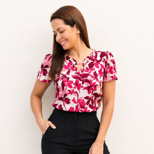 Blusa detalle en escote floral