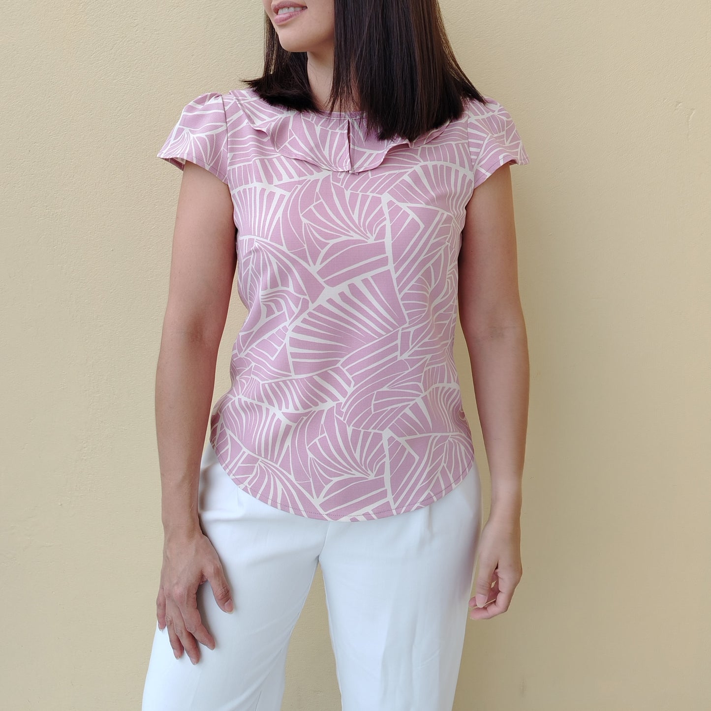Blusa con vuelo en escote
