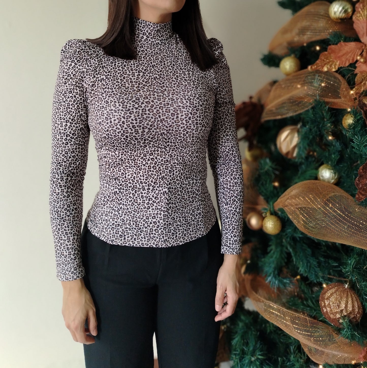 Blusa cuello tortuga animal print