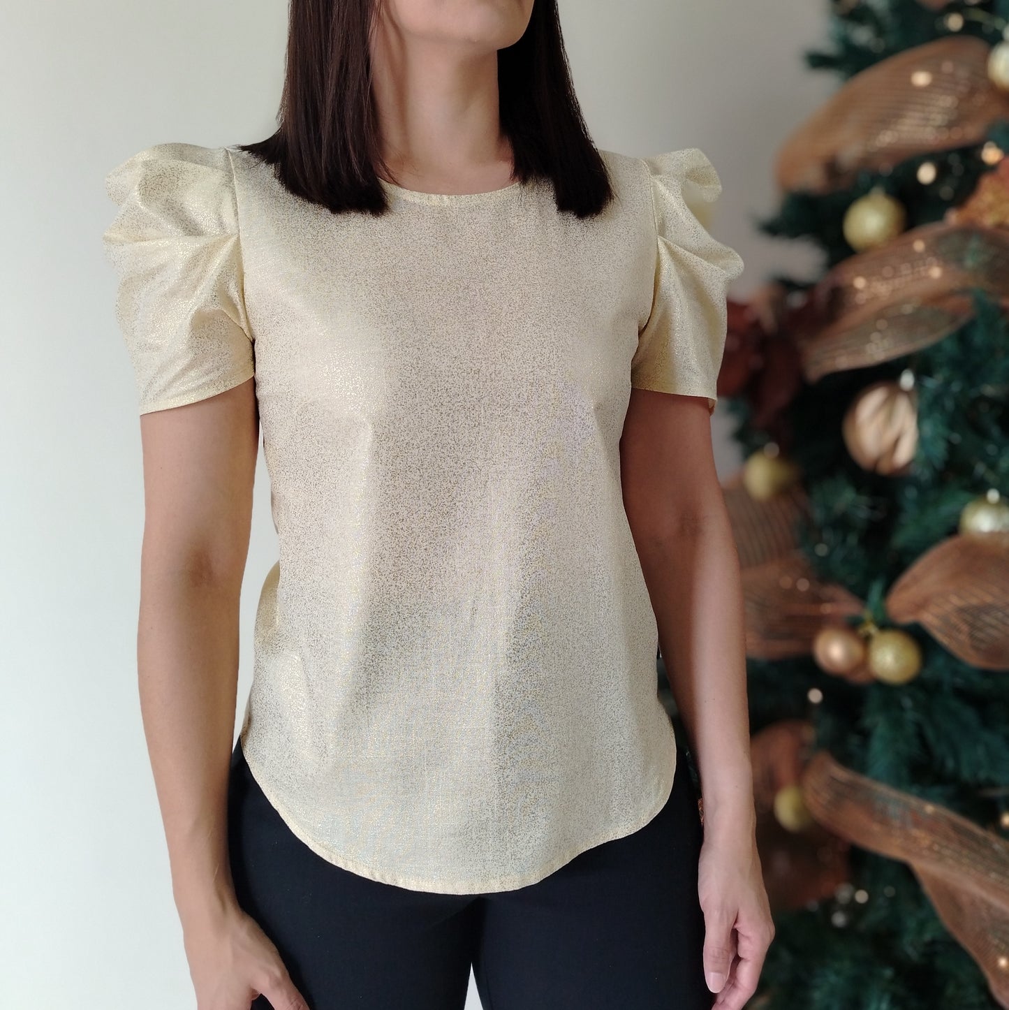 Blusa manga drapeada brillo dorado