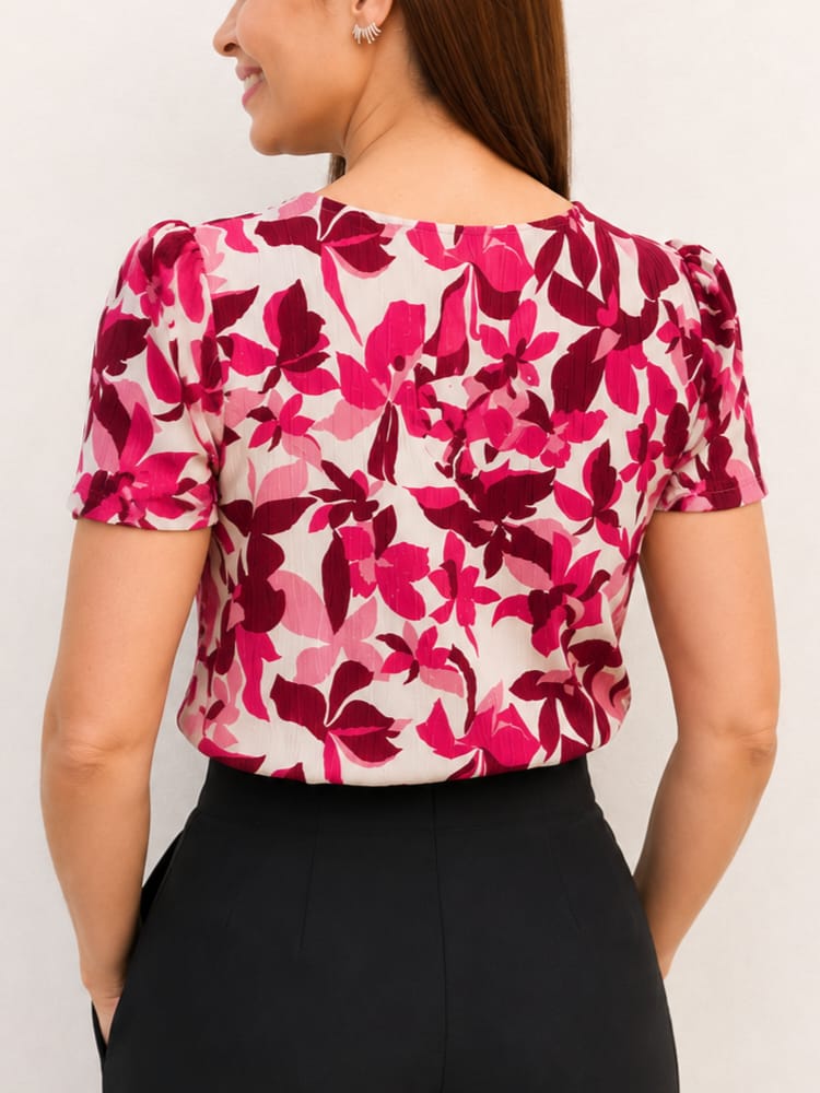Blusa detalle en escote floral