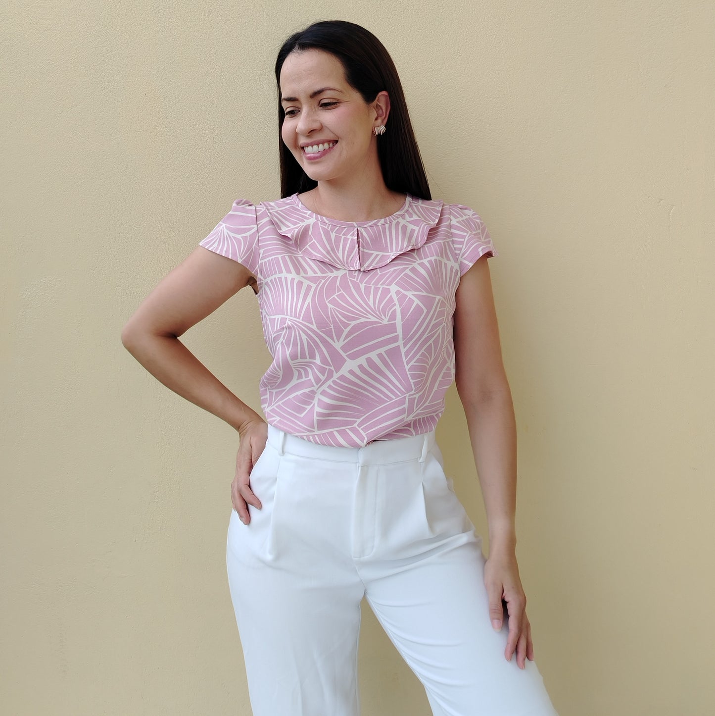 Blusa con vuelo en escote