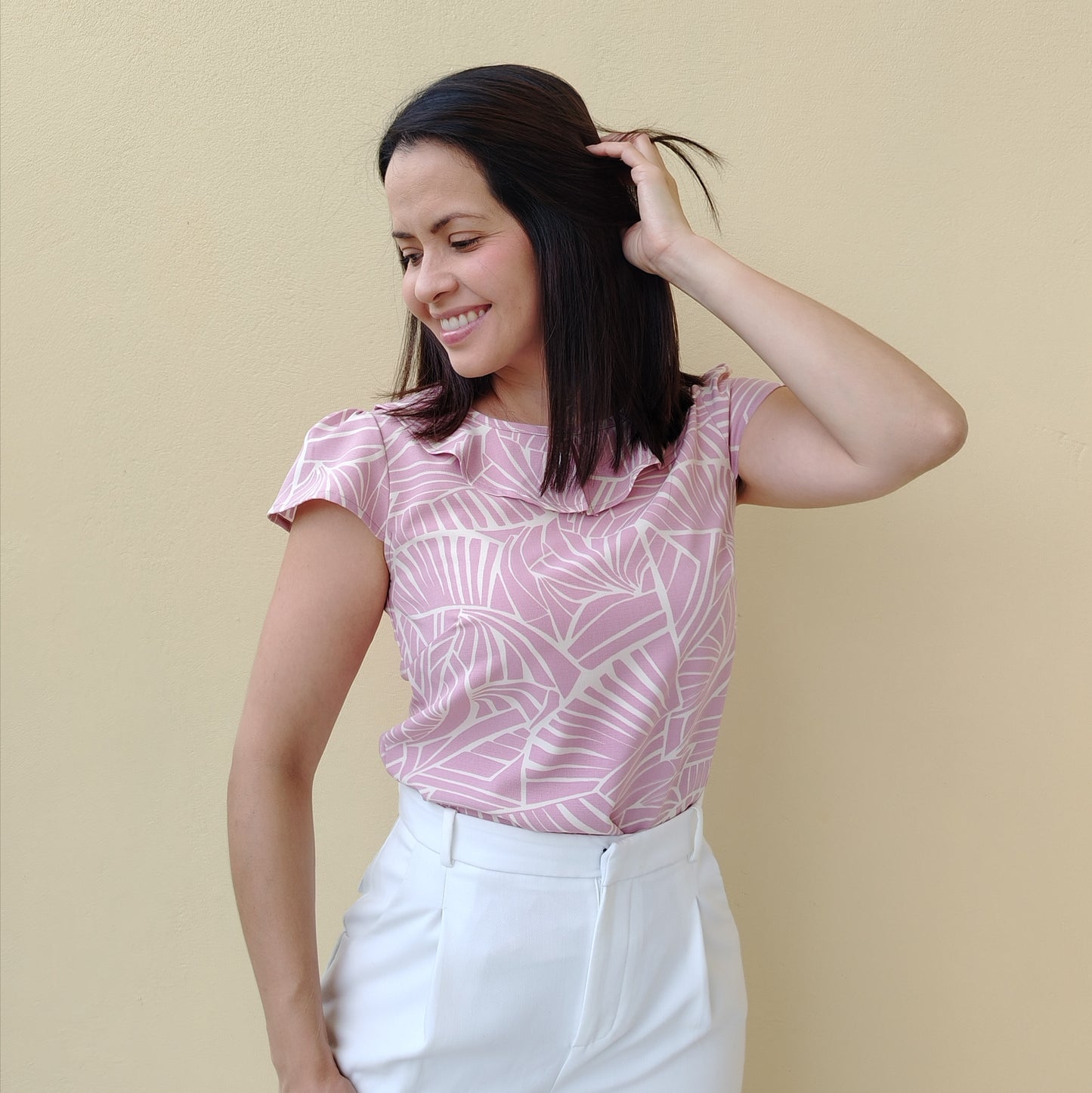 Blusa con vuelo en escote