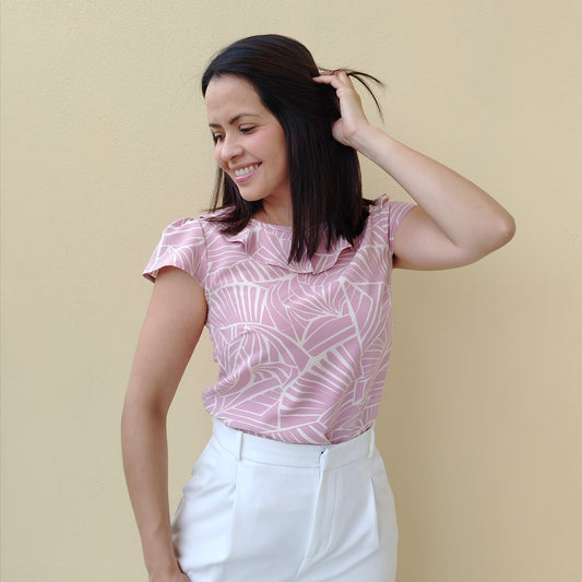 Blusa con vuelo en escote