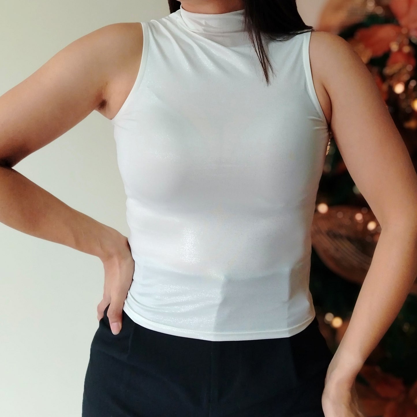 Blusa cuello alto blanco hueso con brillo