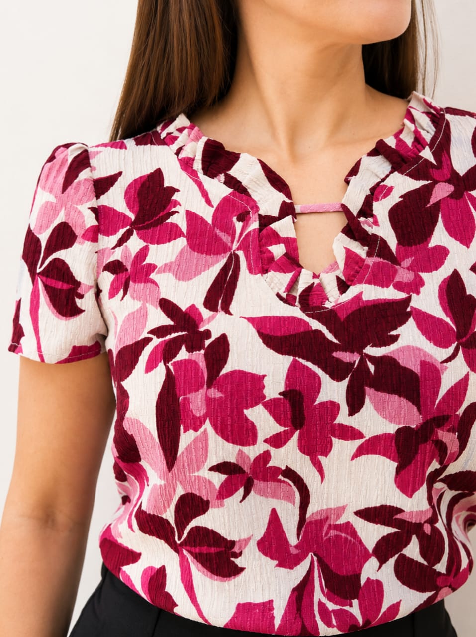 Blusa detalle en escote floral