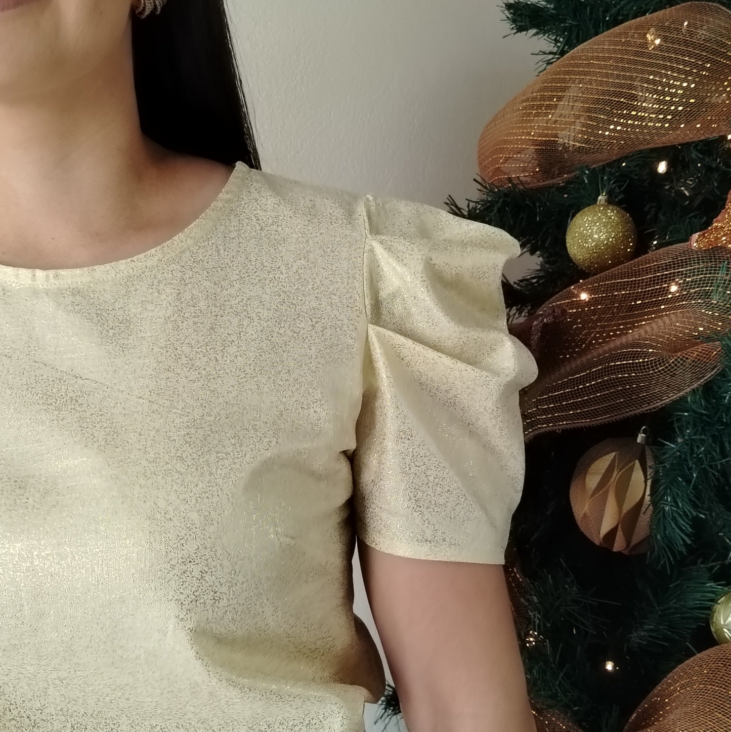 Blusa manga drapeada brillo dorado