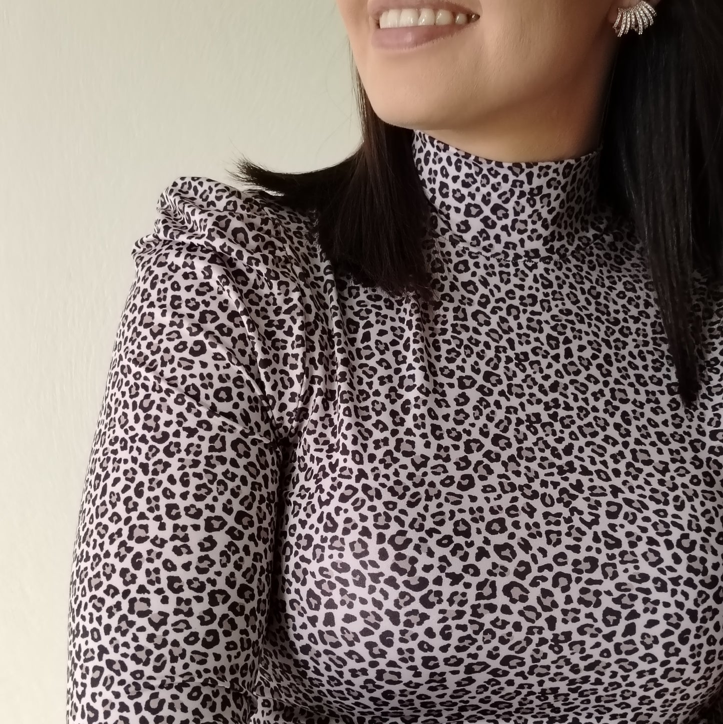 Blusa cuello tortuga animal print