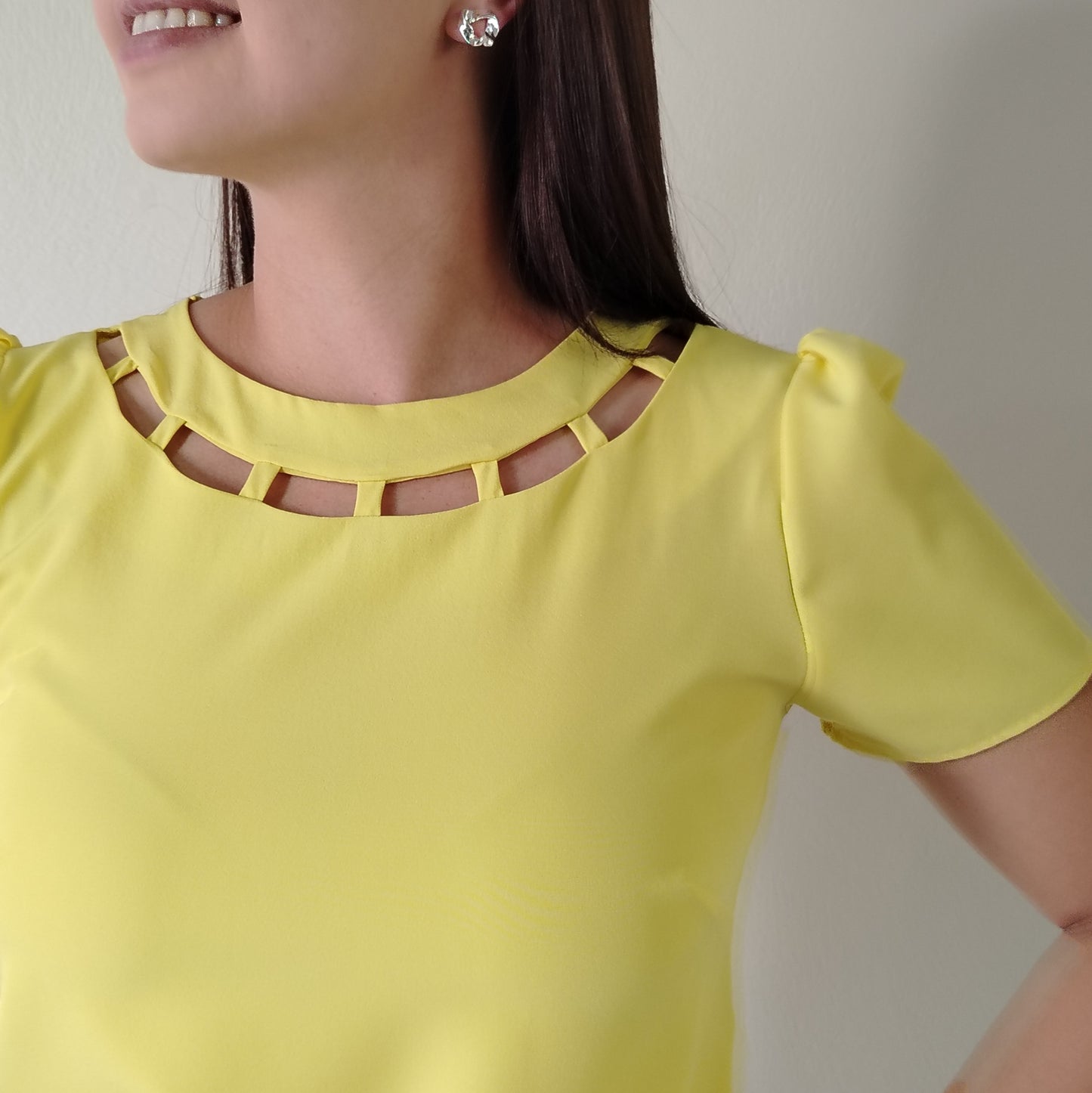 Blusa detalle en escote