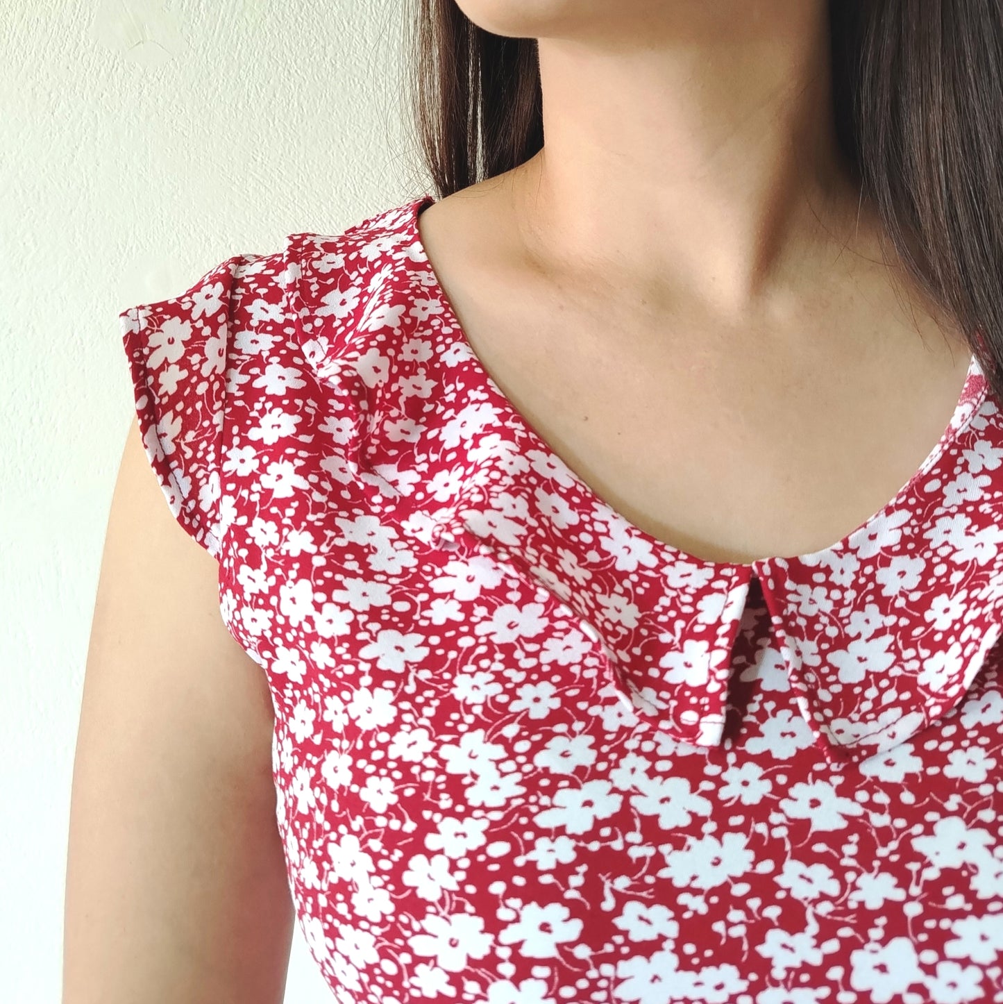 Blusa con vuelos en escote