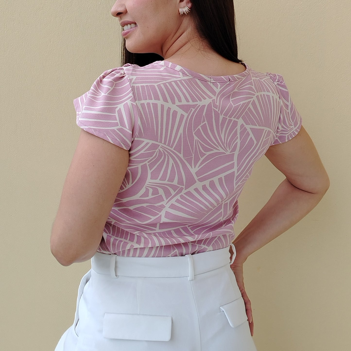 Blusa con vuelo en escote