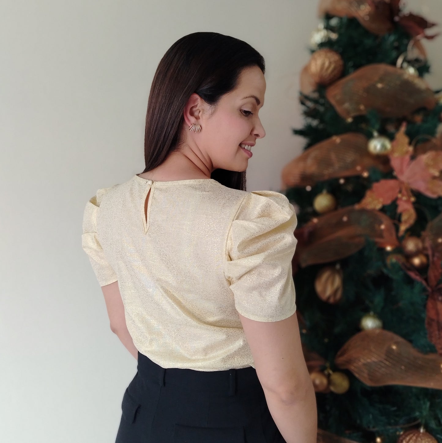 Blusa manga drapeada brillo dorado