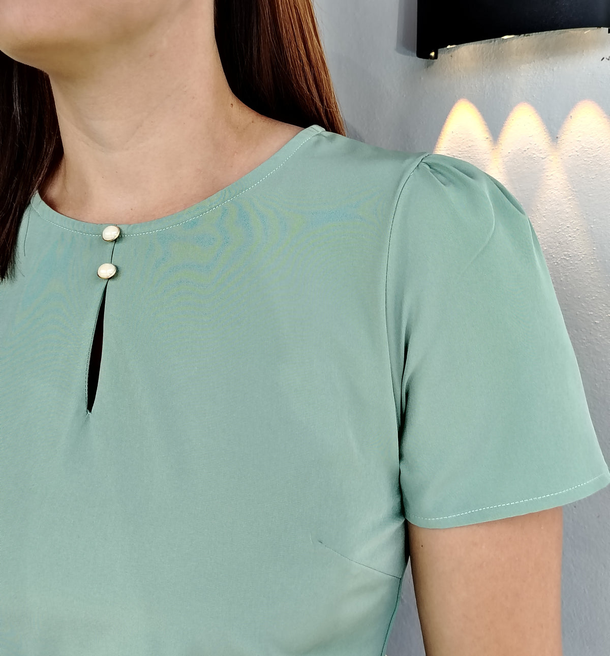 Blusa con botones en escote
