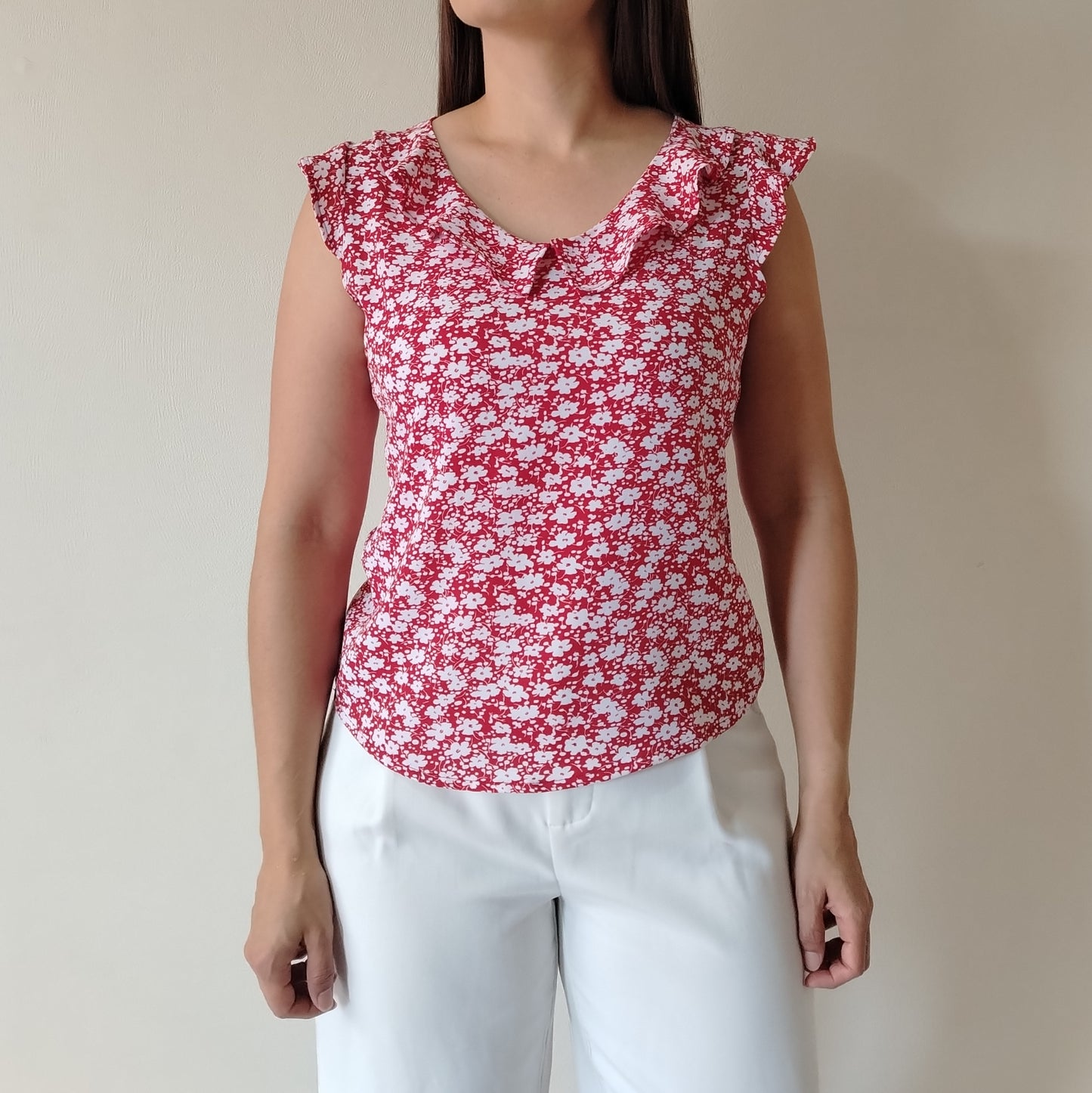 Blusa con vuelos en escote
