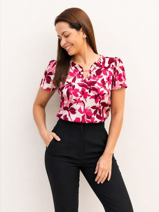 Blusa detalle en escote floral