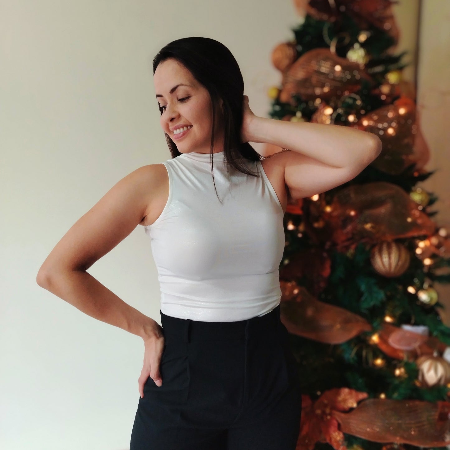 Blusa cuello alto blanco hueso con brillo